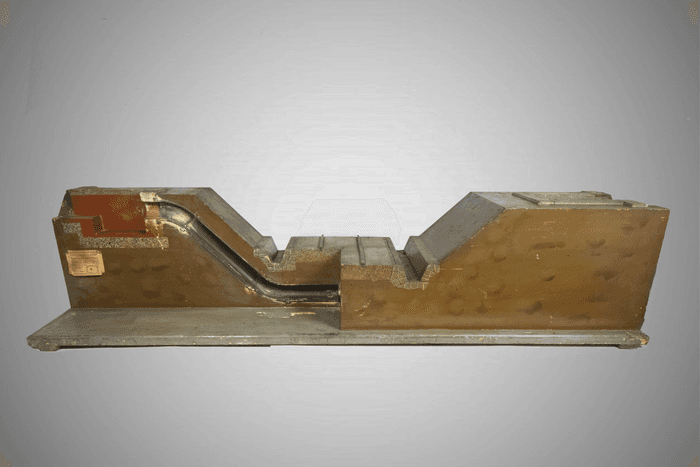 Modello di sifone con tubo metallico (sotto strada ferrata) 31x132x30,5 