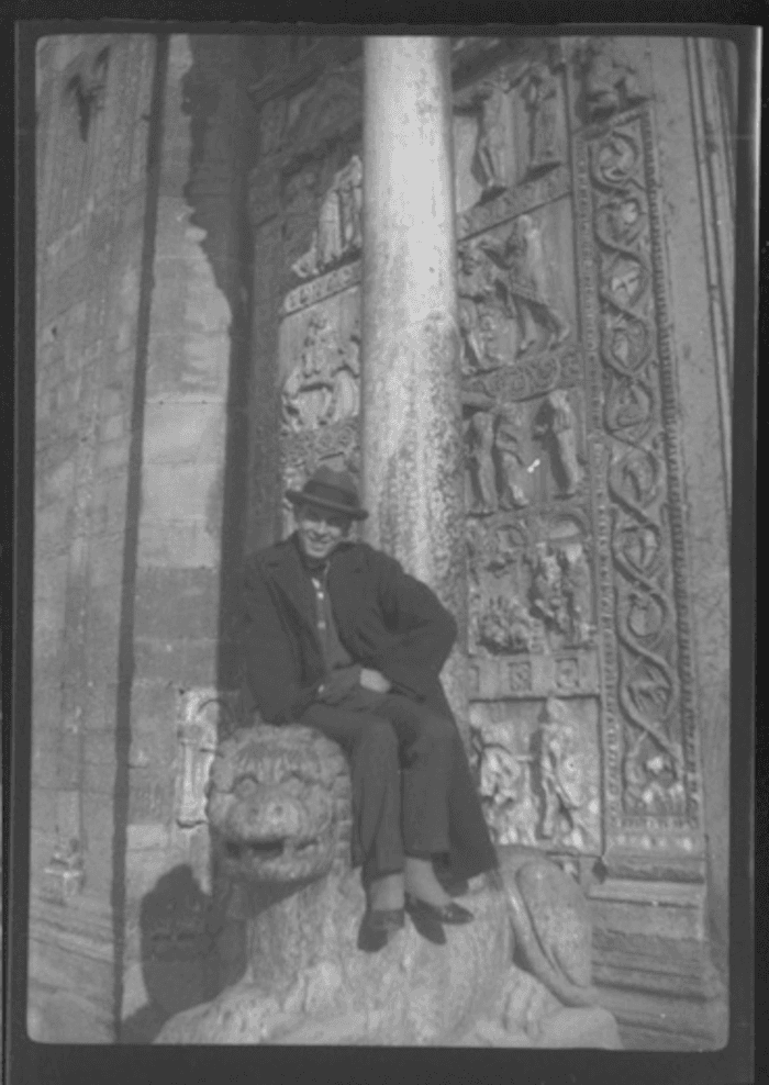 Verona, chiesa di San Zeno, Paolo Verzone ritratto davanti al portale