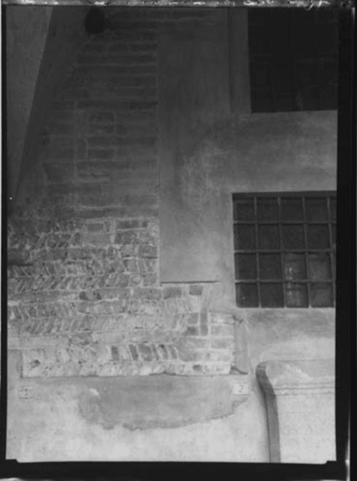 Non identificato, dettaglio muratura con finestre