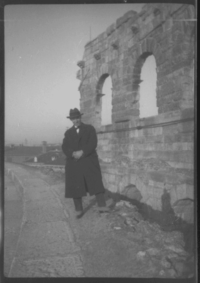 Paolo Verzone ritratto in un luogo non identificato