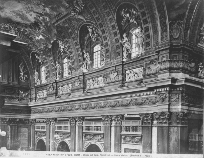 Roma - Chiesa del Gesù. Finestroni sul fianco sinistro