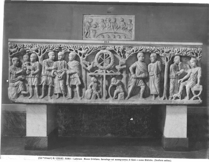 Roma - Laterano - Museo Cristiano. Sarcofago col monogramma di Gesù e scene bibliche (scultura antica)