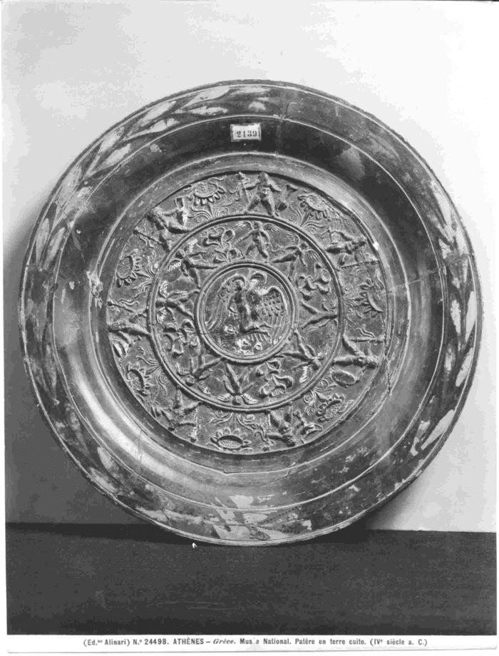 Athènes - Musée National. Patère en terre cuite (IV siècle a. C.)