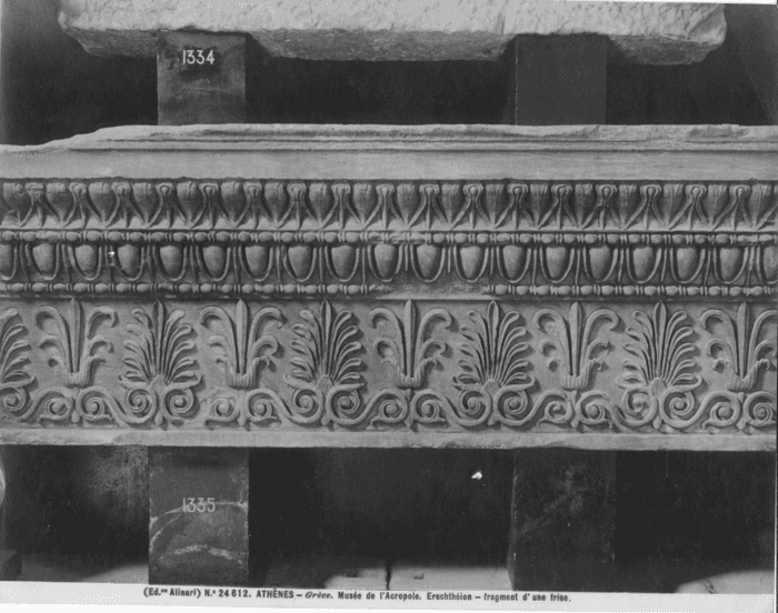 Athènes - Musée de l' Acropole. Erechthéion. Fragment d' une frise