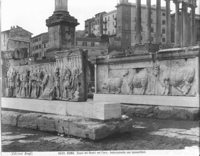 Roma (scavi dei Rostri nel Foro) - Imbasamento con bassorilievi