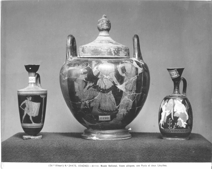 Athènes - Musée National. Vases attiques, une Pyxis et deux Lécythes