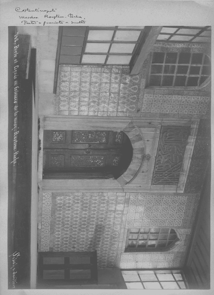 Porte et façade en faiences de la mosq. Rustem - Pacha