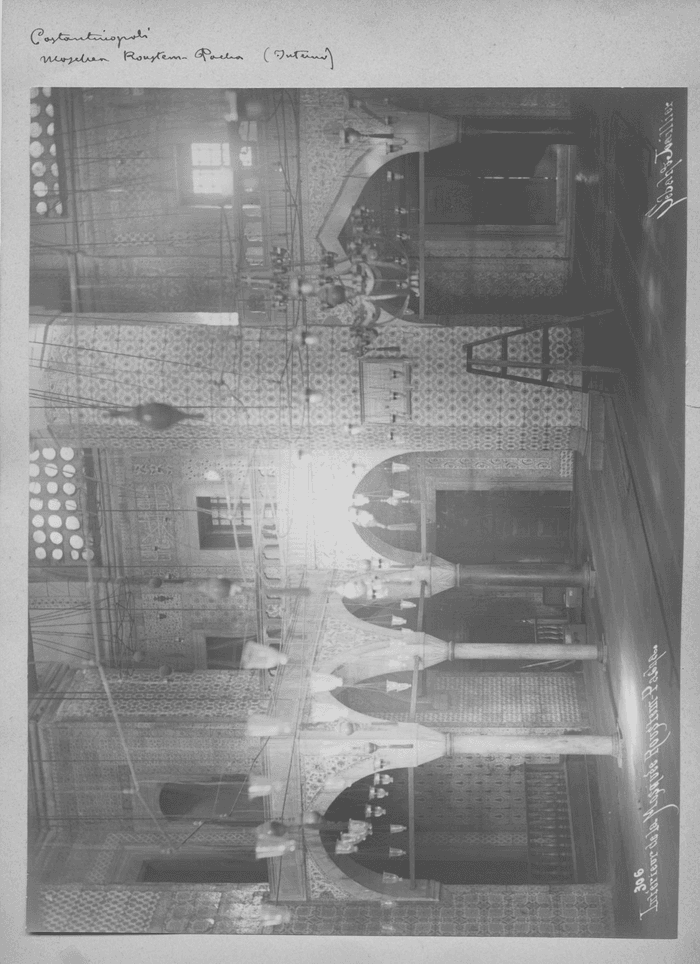 Intérieur de la Mousquée Routem-Pacha