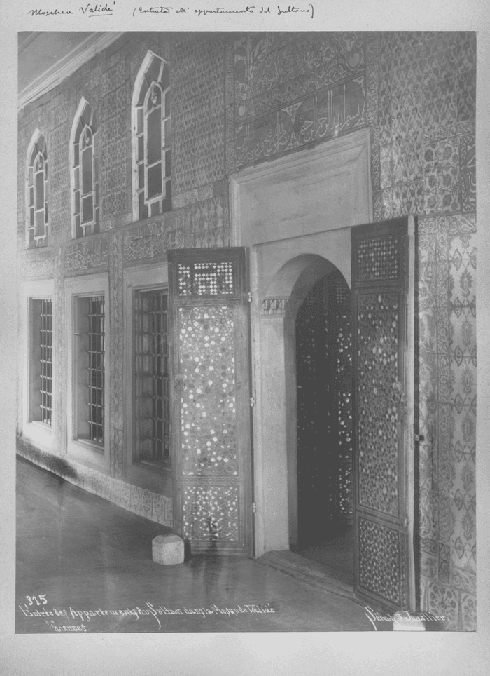 Entrèe des Appartements du Sultandans la Mosquèe Validè. Faiences.