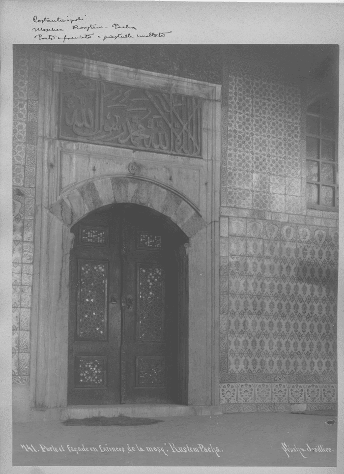 Porte et façade en faiences de la mosq. Rustem Pacha