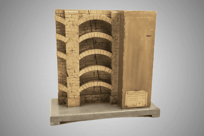 Modello di muro di sostegno con archi di scarico - Collezione Curioni