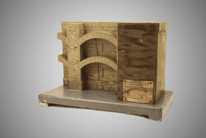 Modello di muro di sostegno con archi di scarico - Collezione Curioni