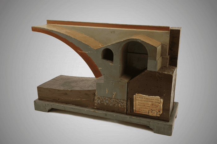Modello della spalla di una grande arcata con arco per diminuire la muratura e con arco di contrasto - Collezione Curioni
