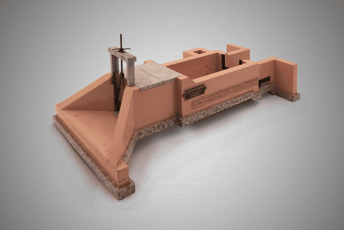 Modello di edificio derivatore con modulatore a stramazzo, in uso presso l'Amministrazione dei canali demaniali - Collezione Curioni