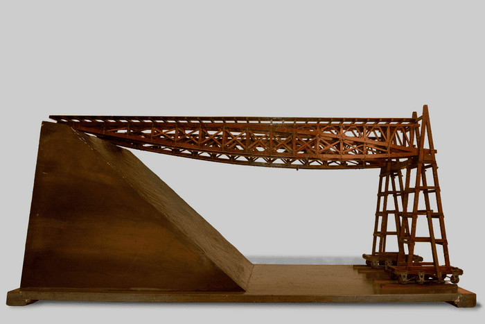 Modello di ponte di scarico per il trasporto delle terre con vagoni. Piano di terra inclinato, ponte di servizio scorrevole, e due travature in legno con binario semplice - Collezione Curioni