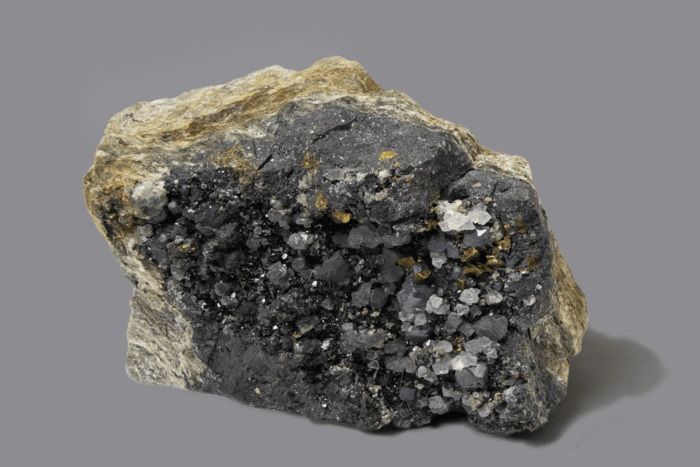 MENEGHINITE con calcite galena, sfalerite e siderite