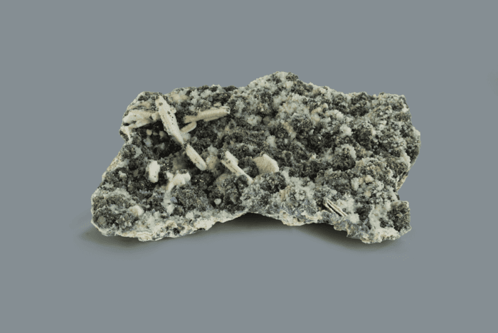 QUARZO pseudomorfo di pirrotina con tetraedrite , pirite, sfalerite, bornite, ecc.