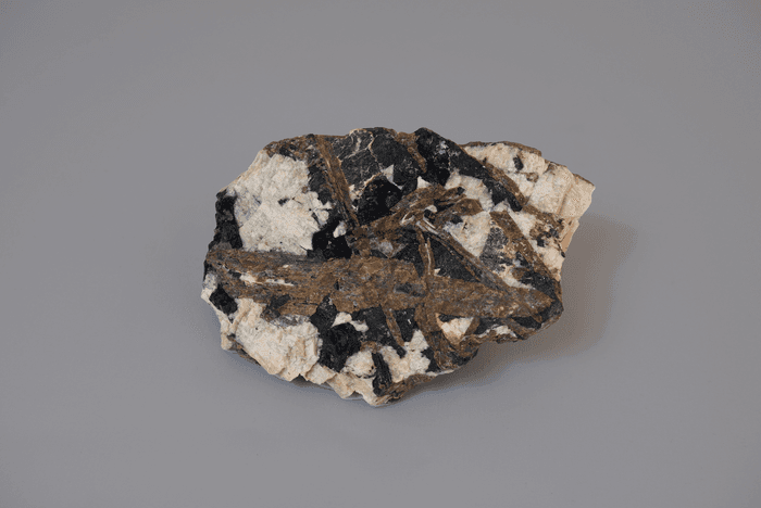 MOSANDRITE-(Ce) su feldspato