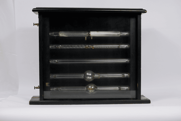 Scatola con 6 tubi Geissler