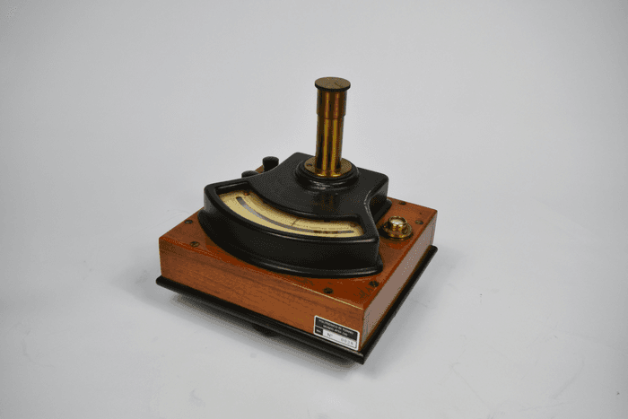 Galvanometro a sospensione a lettura diretta