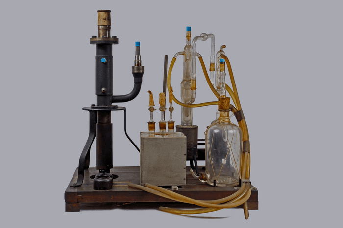 Gruppo di due pompe a vapore di mercurio -tipo Volmer - in vetro, con relativi fornelli di riscaldamento elettrico 120 V