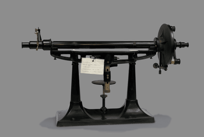 Polarimetro Goerz a due campi con un tubo, una lampada (incompleta), soluzione filtrata colorata, termostato