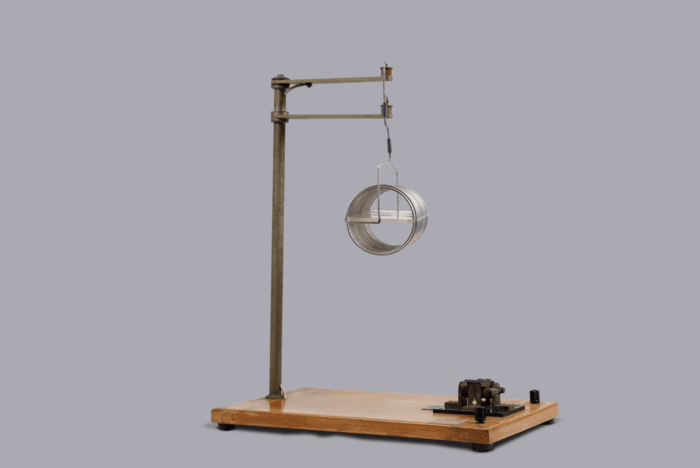 Solenoide per generazione di campo elettromagnetico con supporto e base linea