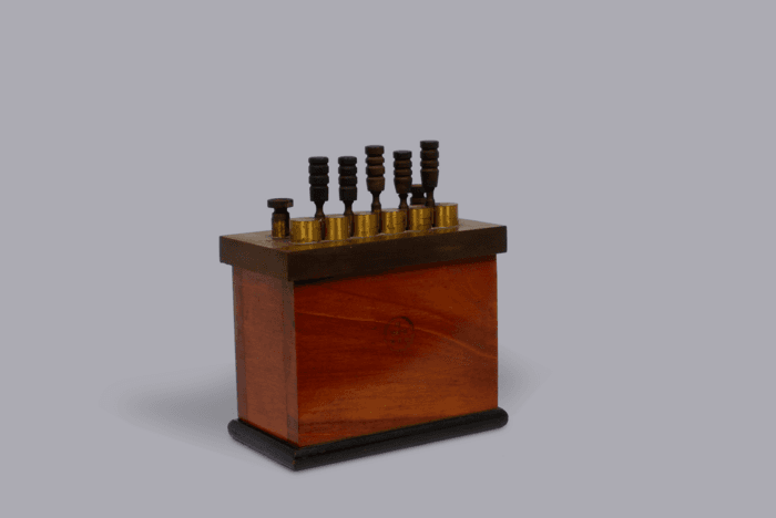 Resistore in legno e ottone