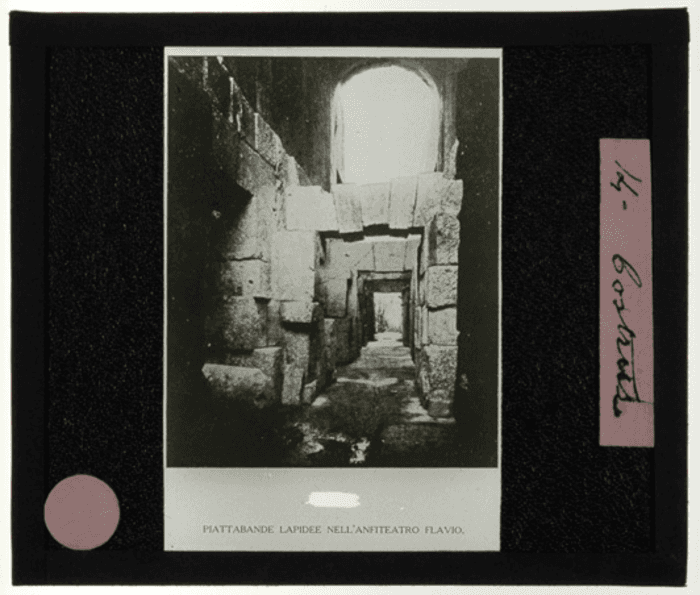 Roma, anfiteatro Flavio, piattabande lapidee