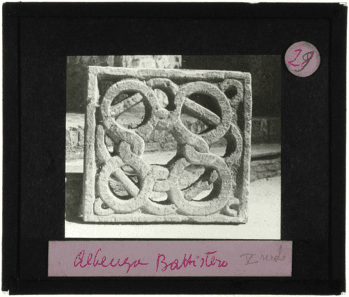 Albenga, Battistero, particolare lapideo