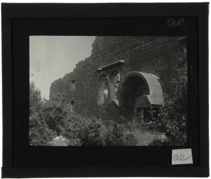 Non identificato, edificio in muratura in rovina, prospetto d'ingresso