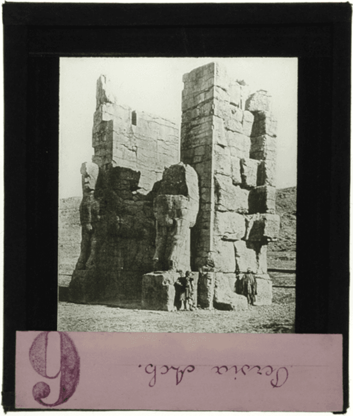 Persepoli (Iran), Propilei di Serse, ingresso con statue