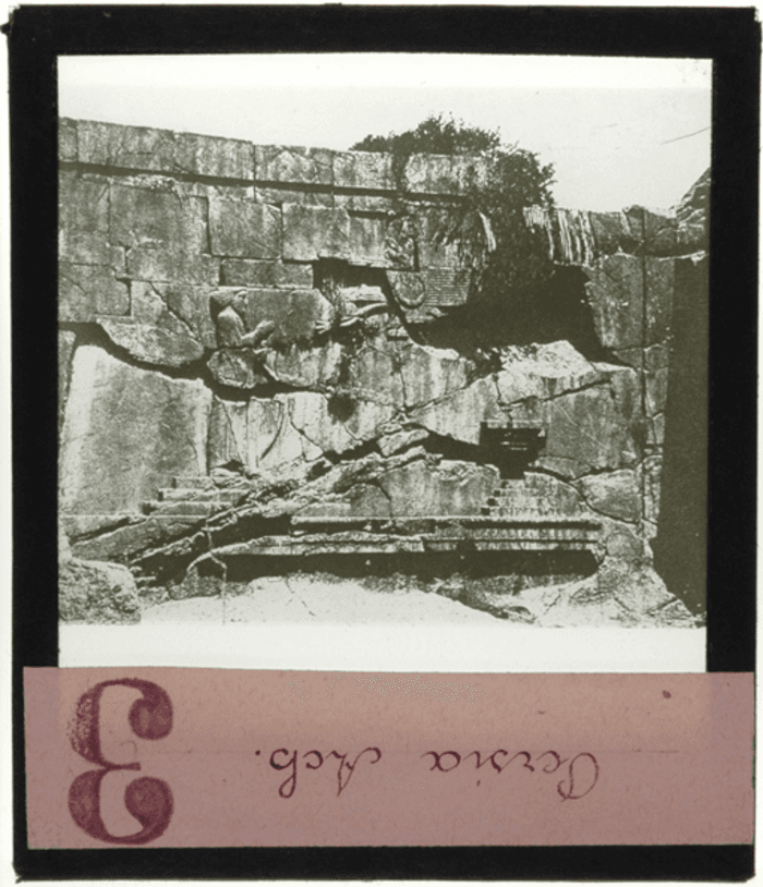 Non identificato, bassorilievi su muratura lapidea, rovine