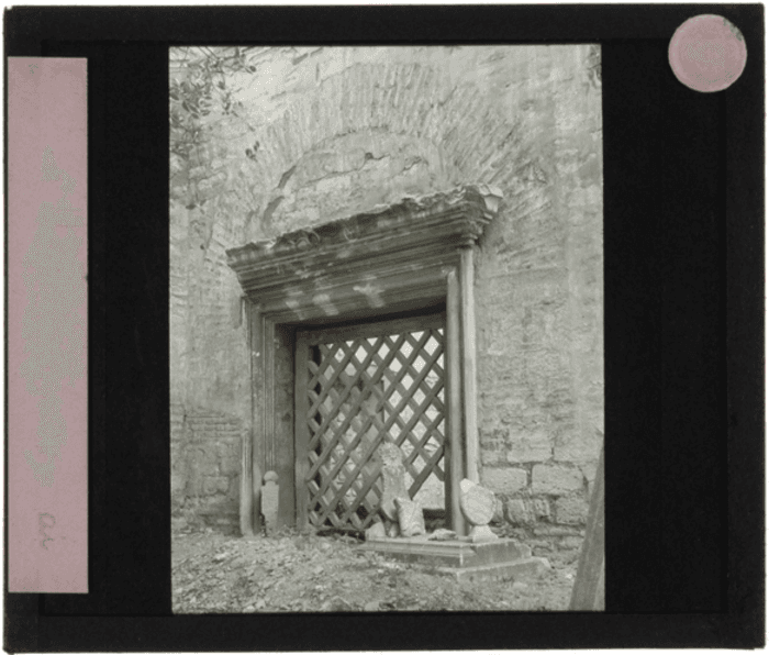 Non identificato, muratura mista con apertura architravata