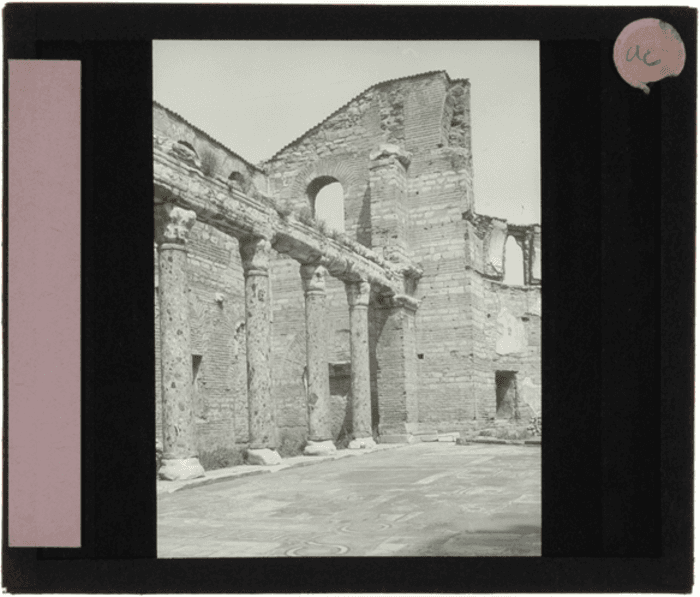 Non identificato, edificio religioso, rovine, interno