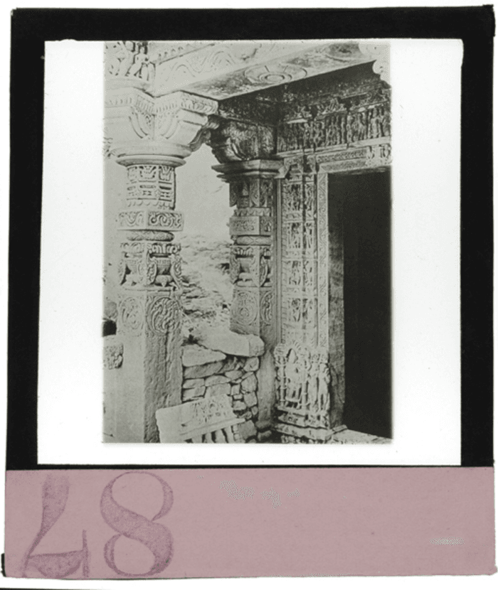 India, architettura induista, portale e colonna, decorazione