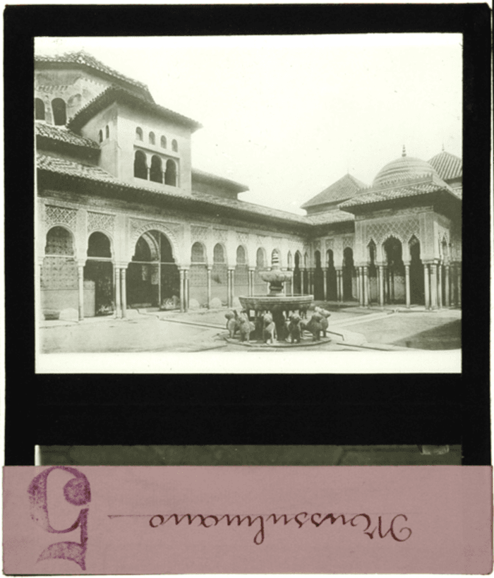 Non identificato, fontana in cortile porticato