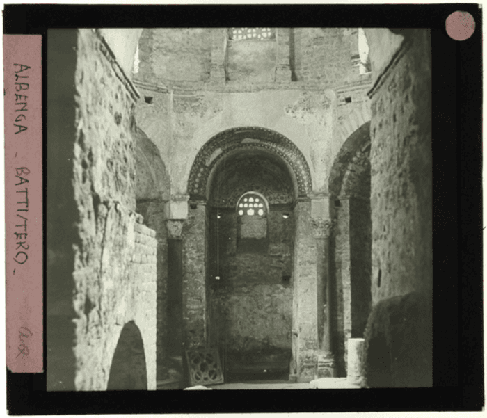 Albenga (SV), battistero, interno, nicchia, colonne, capitello corinzio