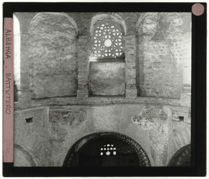 Albenga (SV), battistero, interno, tamburo, arco