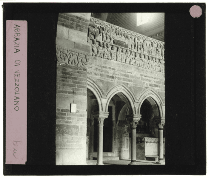 Albugnano (AT), abbazia di Vezzolano, interno, navata, arco, decorazione scultorea