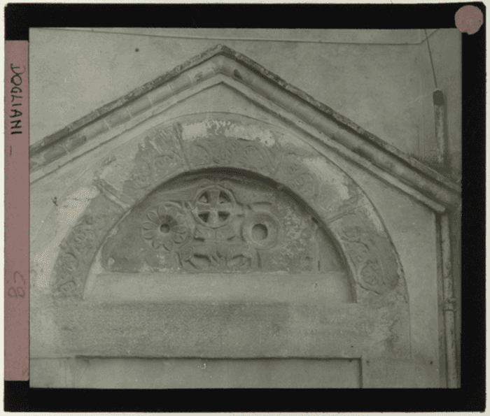 Dogliani (CN), chiesa San Lorenzo, esterno, portale, lunetta, bassorilievo