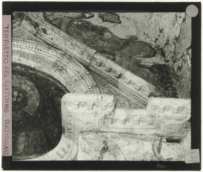 Spoleto (PG), tempietto del Clitunno, nicchia, affresco, cornice, capitello, particolare