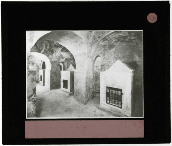 Non identificato, interno, cripta, tombe