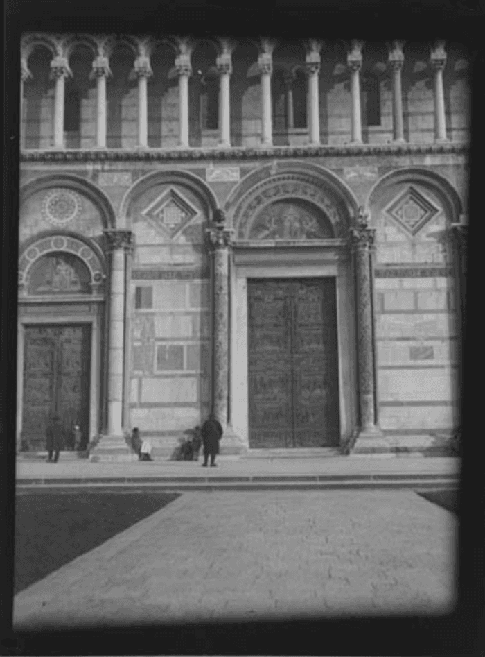 Pisa, duomo, esterno, dettaglio ingresso