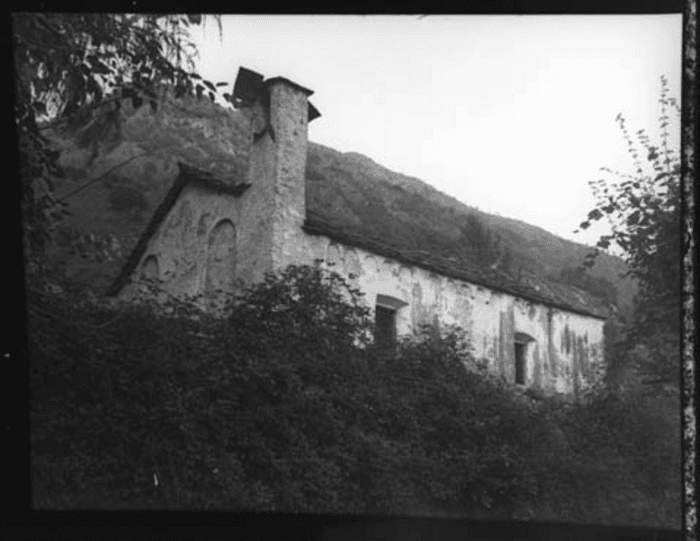 Non identificato, chiesa, esterno, facciata, fronte secondario, camino