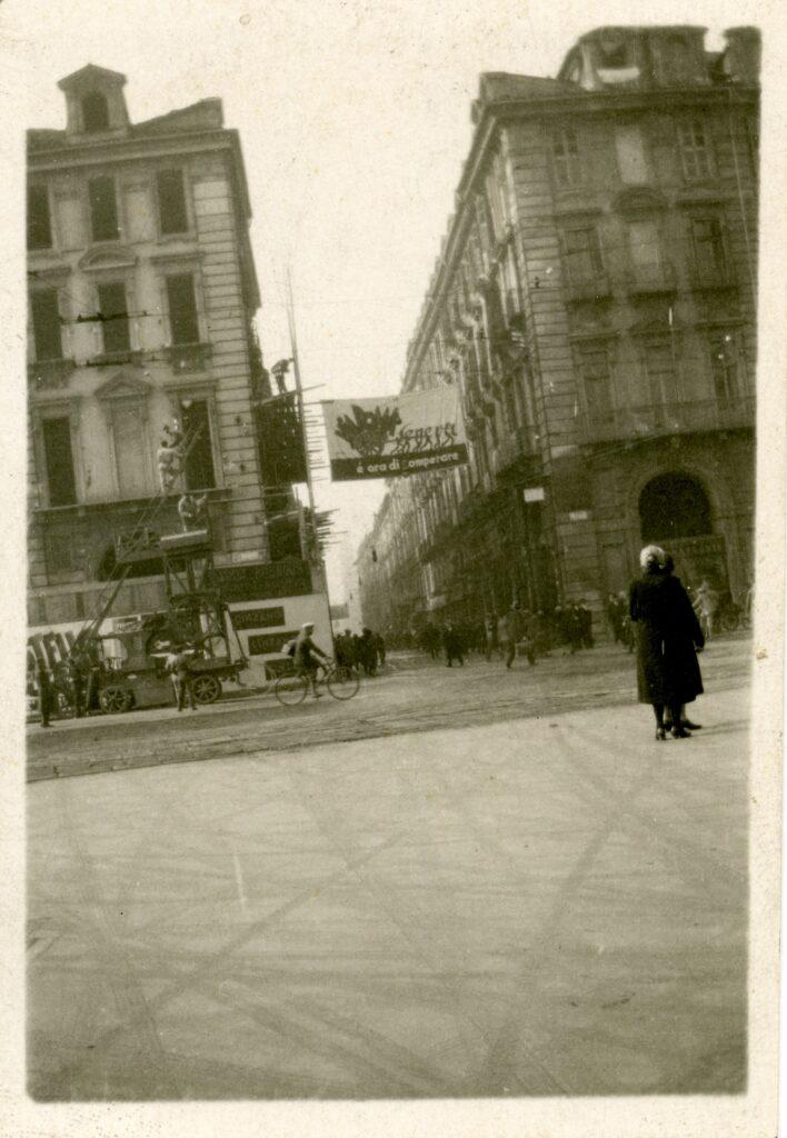 Via Roma se ne va, maggio 1931. Via Roma vista da piazza Castello.
