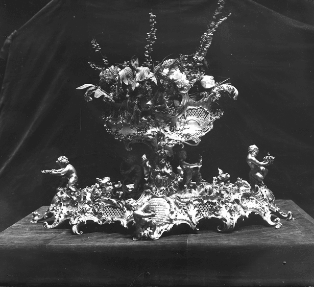 Plastica ornamentale: un linguaggio politico